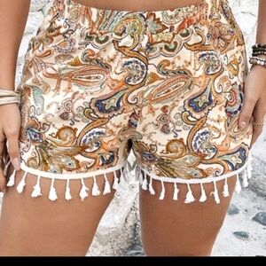 NWOT VCAY Plus Size Paisley Print Tassel Hem Shorts, 1XL, Cream Multi